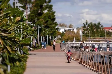 Pet Friendly Family Home In Brisbane - Relocations And Family Stays - Fast Internet - Parking - Netflix 0*,  Австралия