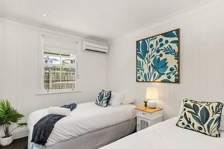 Pet Friendly Family Home In Brisbane - Relocations And Family Stays - Fast Internet - Parking - Netflix 0*,  Австралия