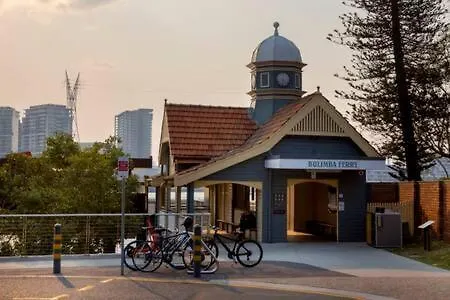 Pet-Friendly Brisbane Haven: Fast Wi-Fi & Netflix Villa
