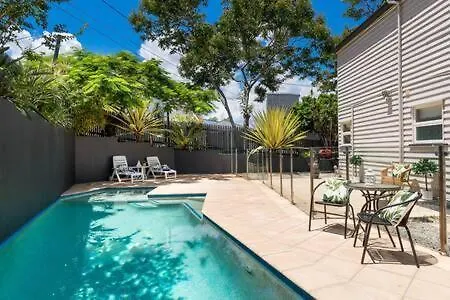 Pet-Friendly Brisbane Haven: Fast Wi-Fi & Netflix Villa
